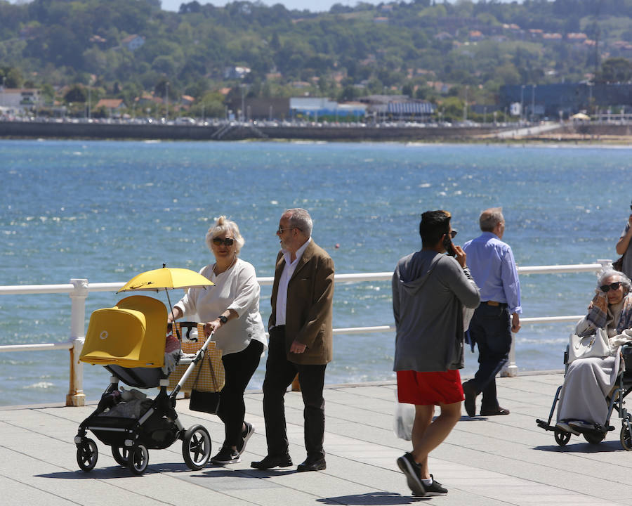 Los cielos despejados y las temperaturas, que han subido notablemente, invitando a los asturianos a disfrutar del aire libre. Las previsiones veraniegas se prolongarán hasta el domingo. 
