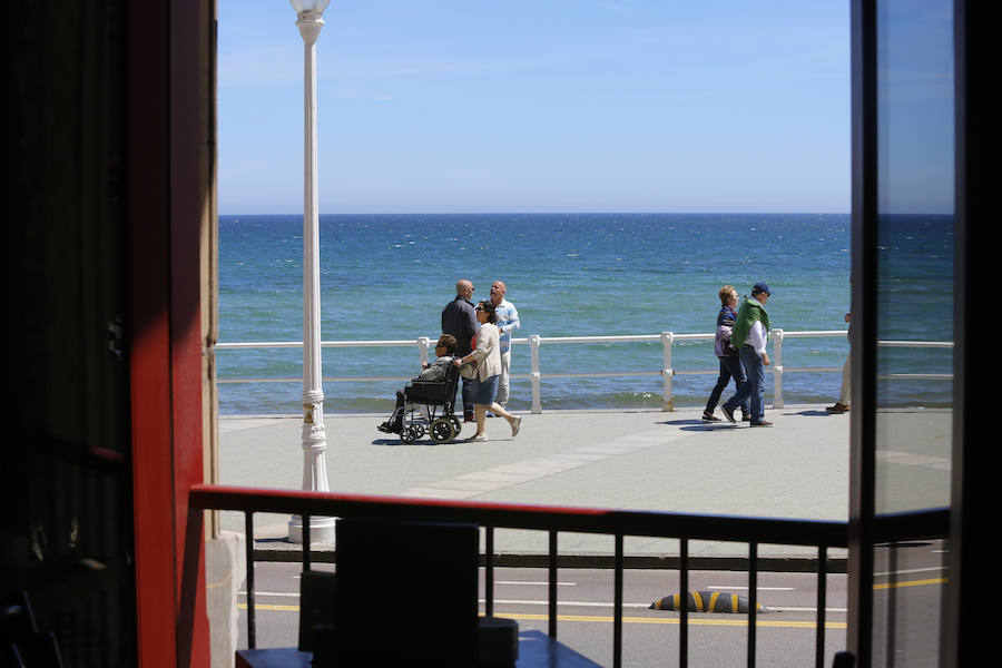Los cielos despejados y las temperaturas, que han subido notablemente, invitando a los asturianos a disfrutar del aire libre. Las previsiones veraniegas se prolongarán hasta el domingo. 