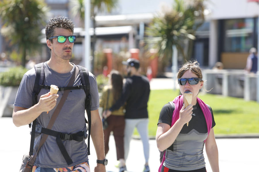 Los cielos despejados y las temperaturas, que han subido notablemente, invitando a los asturianos a disfrutar del aire libre. Las previsiones veraniegas se prolongarán hasta el domingo. 