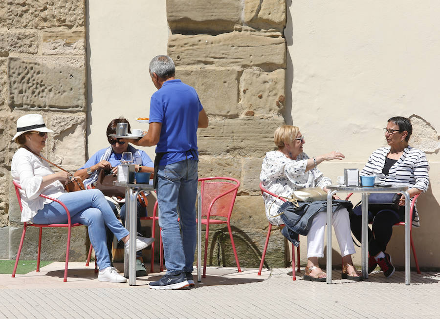 Los cielos despejados y las temperaturas, que han subido notablemente, invitando a los asturianos a disfrutar del aire libre. Las previsiones veraniegas se prolongarán hasta el domingo. 