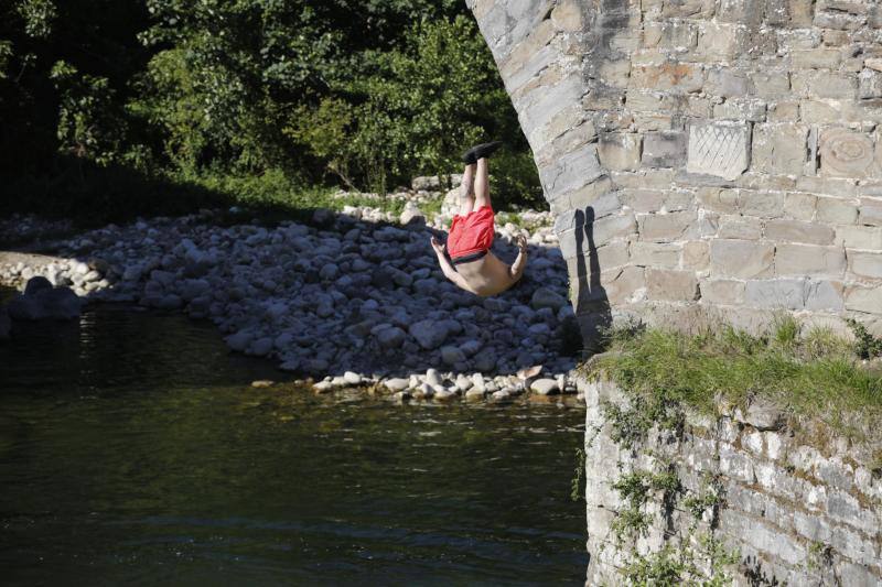 Los cielos despejados y las temperaturas, que han subido notablemente, invitando a los asturianos a disfrutar del aire libre. Las previsiones veraniegas se prolongarán hasta el domingo. 