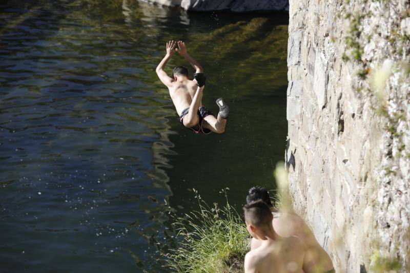 Los cielos despejados y las temperaturas, que han subido notablemente, invitando a los asturianos a disfrutar del aire libre. Las previsiones veraniegas se prolongarán hasta el domingo. 