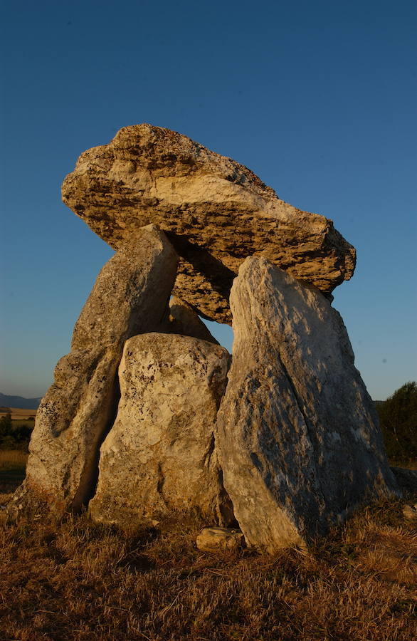 Dolmen de Sorginetxe, Arrizala (Álava) | Su nombre evidencia el misticismo que guarda, ya que su traducción significa 'la casa de las brujas'.