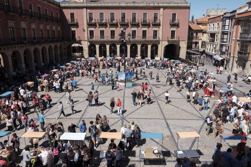 Se ha celebrado en la plaza Mayor y en él han participado 929 estudiantes de 23 centros educativos, que han formado 41 cooperativas educativas