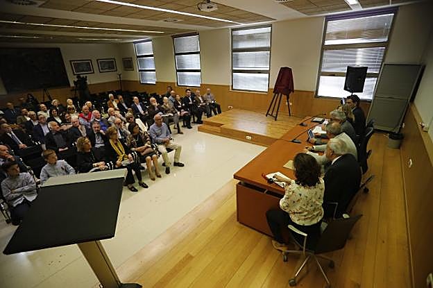 Asistentes al homenaje a Luis Jesús Llaneza en el campus de Mieres. 