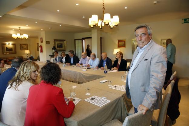 Alvaro Muñiz, de pie, instantes antes de presidir la comisión directiva local donde anunció su renuncia al acta de concejal. 