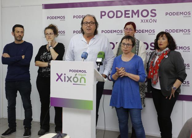 Juan Chaves, Loreto Sánchez, Mario Suárez del Fueyo, Yolanda Huergo, Estefanía Puente y Mery Cotarelo, ayer, en la sede. 