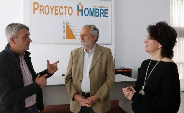 Julio Jonte, Luis Bononato y Elena Presencio, en Oviedo. 