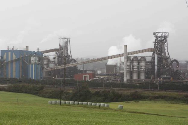 Los dos hornos altos de la factoría de ArcelorMittal en Gijón, uno de los cuales parará en otoño. 