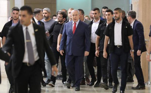 El primer ministro israeí, Bejamín Netanyahu, camina junto a un grupo de seguidores.