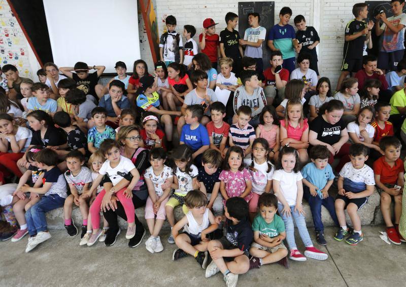 El centro celebró las jornadas BiciFusión en la que se presentó una bicicleta adaptada creada por los niños en BiciLab. Con un sidecar, permite llevar a personas con movilidad reducida. 