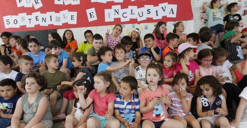 El centro celebró las jornadas BiciFusión en la que se presentó una bicicleta adaptada creada por los niños en BiciLab. Con un sidecar, permite llevar a personas con movilidad reducida. 