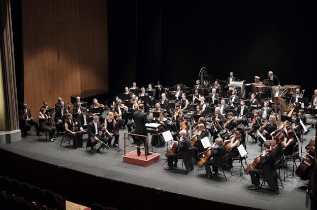 La Orquesta Sinfónica del Principado, ayer, sobre las tablas del Teatro Jovellanos. 