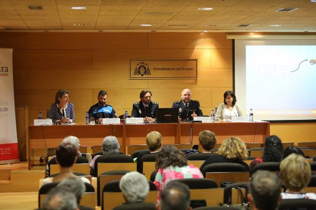 La coordinadora del Aula, Mercedes de Soignie, con Daniel Carreño, Carlos Joaquín Flórez, Alberto José Vior y Lidia Parra. 