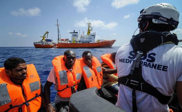 Varios inmigrantes siendo rescatados para ser llevados abordo del barco de rescate Aquarius en el Mediterráneo el 10 de agosto del 2018.
