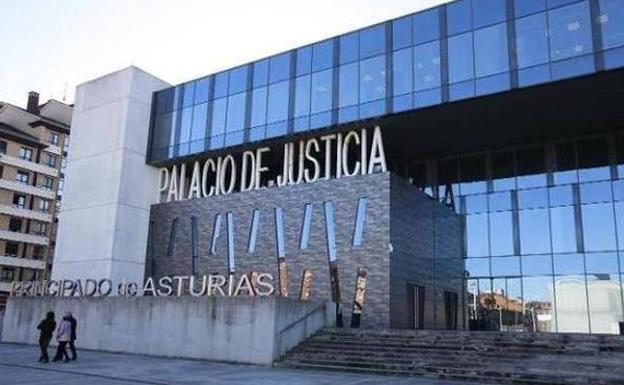Una mujer de 30 años afronta penas de cárcel por mantener relaciones con un adolescente en Gijón