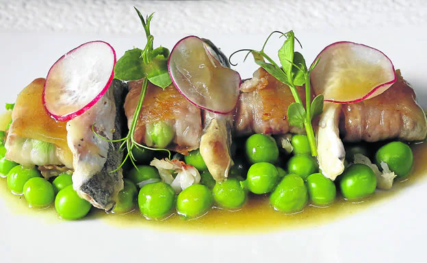 Ravioli de panceta ibérica y centollo con guisantes