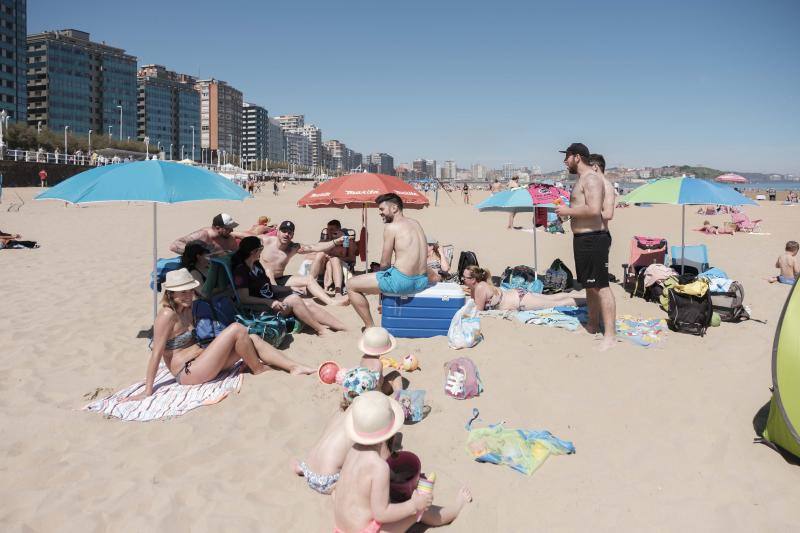Las temperaturas siguen subiendo en la región en uno de los días de más calor de 2019, por lo que las playas y parques permanecen este sábado abarrotados.