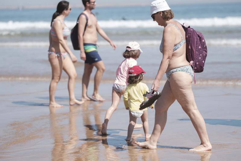 Las temperaturas siguen subiendo en la región en uno de los días de más calor de 2019, por lo que las playas y parques permanecen este sábado abarrotados.