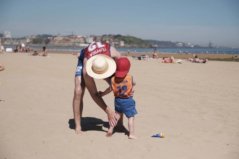 Las temperaturas siguen subiendo en la región en uno de los días de más calor de 2019, por lo que las playas y parques permanecen este sábado abarrotados.