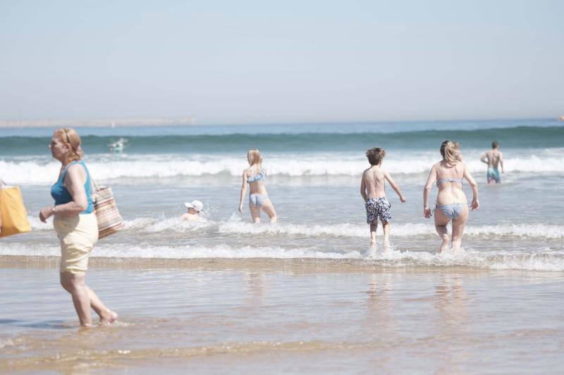 Las temperaturas siguen subiendo en la región en uno de los días de más calor de 2019, por lo que las playas y parques permanecen este sábado abarrotados.