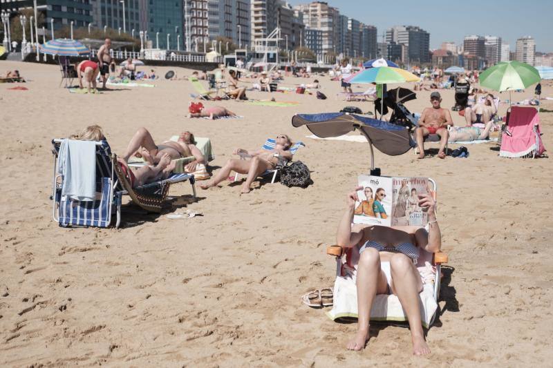 Las temperaturas siguen subiendo en la región en uno de los días de más calor de 2019, por lo que las playas y parques permanecen este sábado abarrotados.