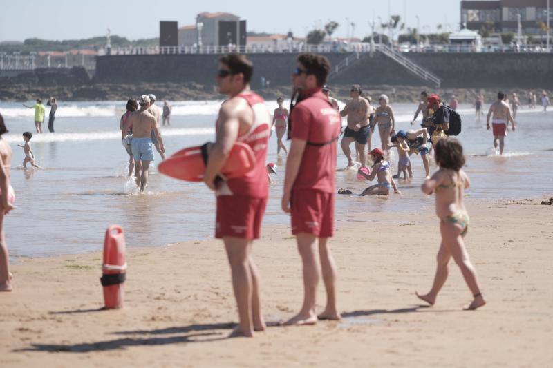 Las temperaturas siguen subiendo en la región en uno de los días de más calor de 2019, por lo que las playas y parques permanecen este sábado abarrotados.