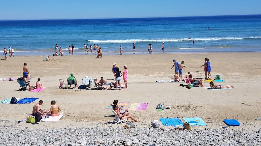 Las temperaturas siguen subiendo en la región en uno de los días de más calor de 2019, por lo que las playas y parques permanecen este sábado abarrotados.
