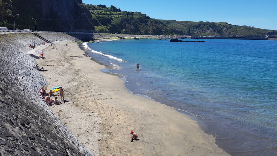 Las temperaturas siguen subiendo en la región en uno de los días de más calor de 2019, por lo que las playas y parques permanecen este sábado abarrotados.