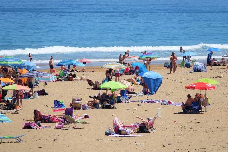 Las temperaturas siguen subiendo en la región en uno de los días de más calor de 2019, por lo que las playas y parques permanecen este sábado abarrotados.