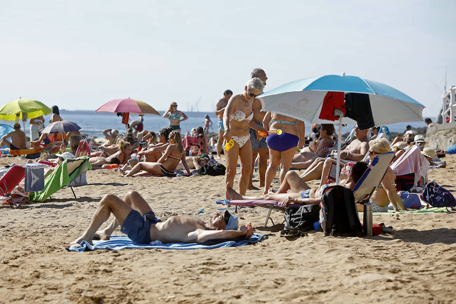 Las temperaturas siguen subiendo en la región en uno de los días de más calor de 2019, por lo que las playas y parques permanecen este sábado abarrotados.