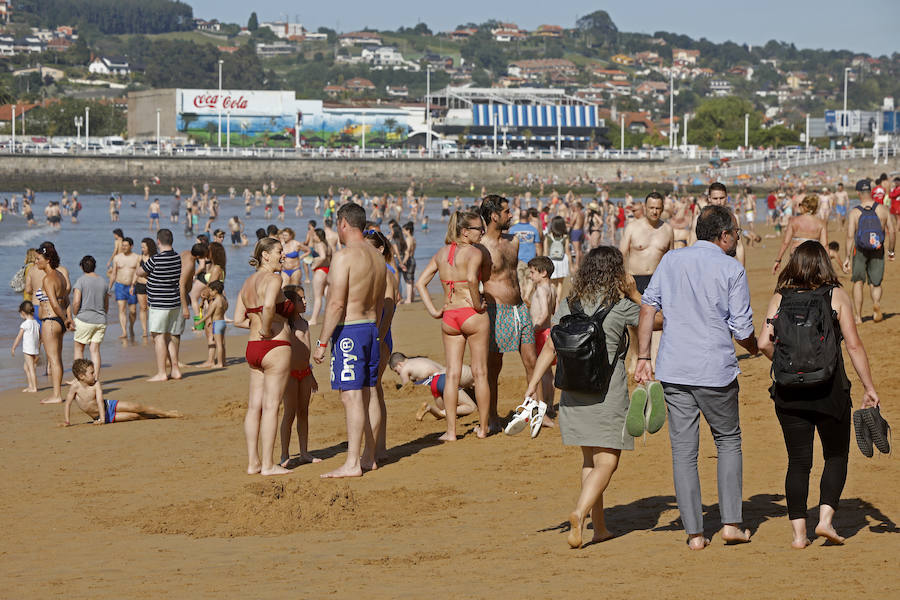 Las temperaturas siguen subiendo en la región en uno de los días de más calor de 2019, por lo que las playas y parques permanecen este sábado abarrotados.