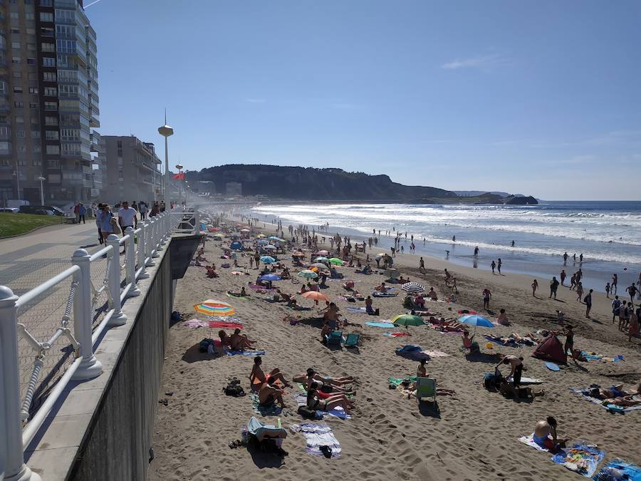 Las temperaturas siguen subiendo en la región en uno de los días de más calor de 2019, por lo que las playas y parques permanecen este sábado abarrotados.