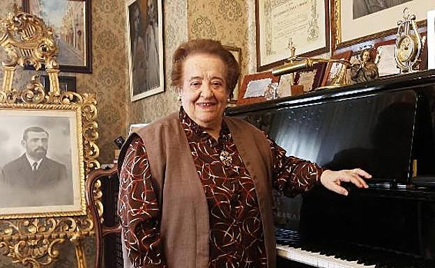Purita de la Riva con uno de sus pianos en su casa. 