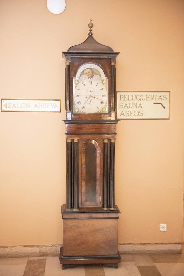 El emblemático establecimiento exhibe pinturas, muebles y tapices cuyo valor ronda los dos millones de euros.