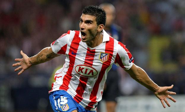 José Antonio Reyes celebra uno de los goles en el triunfo del Atlético sobre el Inter en la Supercopa de Europa. 