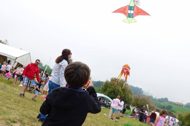 La playa de La Espasa, en Caravia, acogió, durante el fin de semana, la celebración de su XVII Festival de Cometas organizado por la Asociación Deportivo Cultural 'Sierpe'.