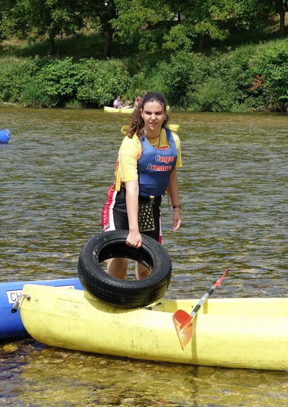 Más de sesenta voluntarios participan en el quinto descenso ecológico del río