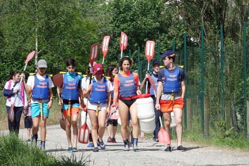 Más de sesenta voluntarios participan en el quinto descenso ecológico del río