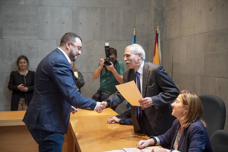Todos los nuevos diputados de la Junta General, a excepción de los dos de Foro, han recogido su acta que les reconoce como nuevos parlamentarios asturianos.