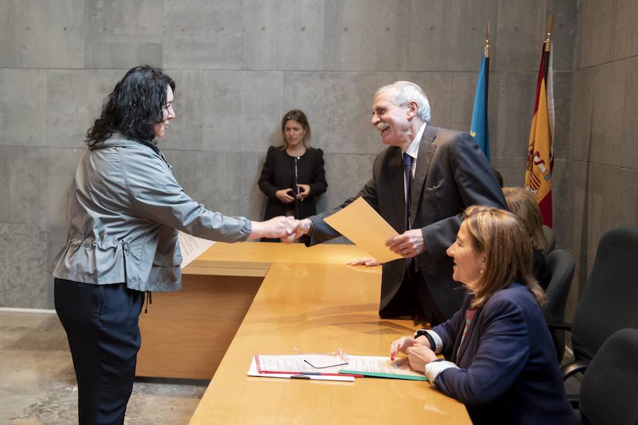 Todos los nuevos diputados de la Junta General, a excepción de los dos de Foro, han recogido su acta que les reconoce como nuevos parlamentarios asturianos.