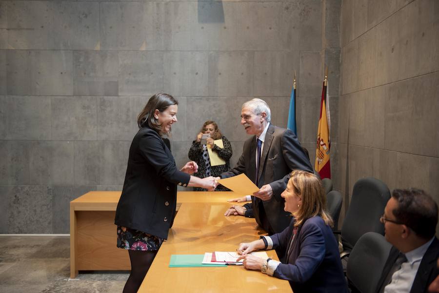 Todos los nuevos diputados de la Junta General, a excepción de los dos de Foro, han recogido su acta que les reconoce como nuevos parlamentarios asturianos.