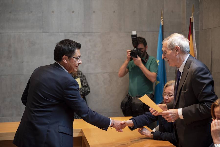 Todos los nuevos diputados de la Junta General, a excepción de los dos de Foro, han recogido su acta que les reconoce como nuevos parlamentarios asturianos.