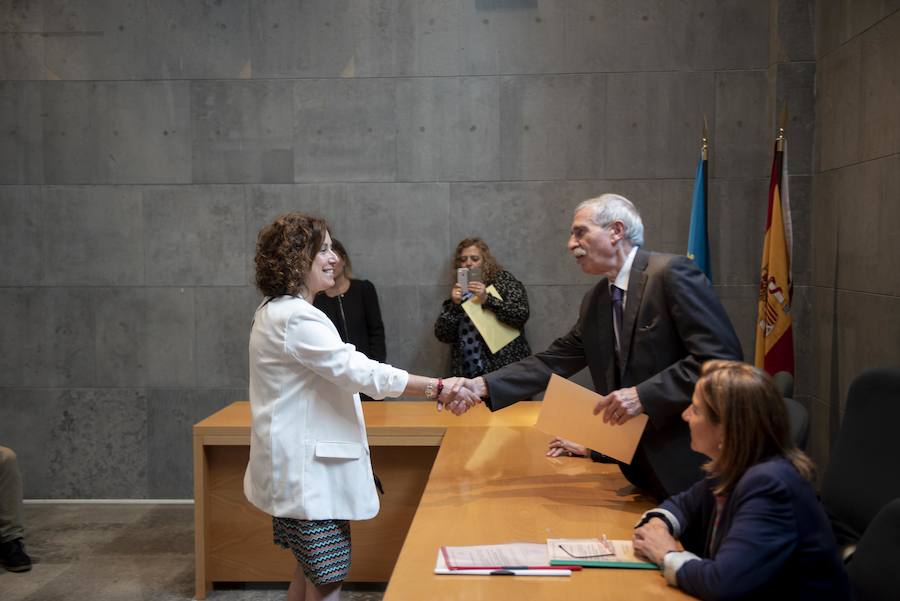 Todos los nuevos diputados de la Junta General, a excepción de los dos de Foro, han recogido su acta que les reconoce como nuevos parlamentarios asturianos.