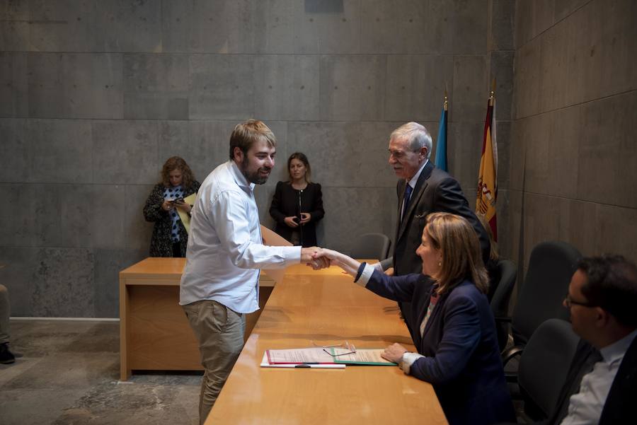 Todos los nuevos diputados de la Junta General, a excepción de los dos de Foro, han recogido su acta que les reconoce como nuevos parlamentarios asturianos.
