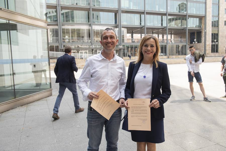 Los dos diputados de Izquierda Unida: Ovidio Zapico y Ángela Vallina.