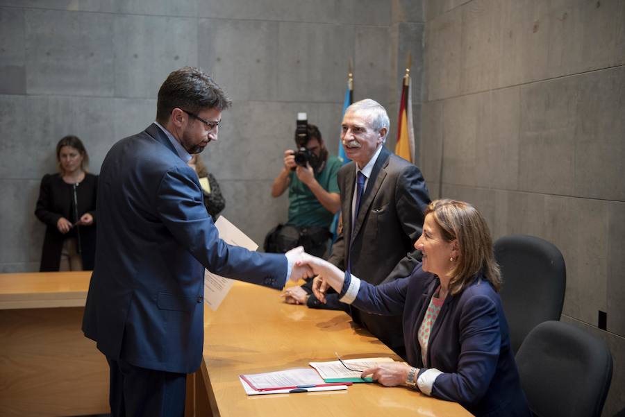 Todos los nuevos diputados de la Junta General, a excepción de los dos de Foro, han recogido su acta que les reconoce como nuevos parlamentarios asturianos.