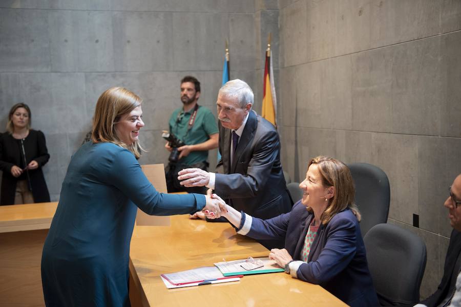 Todos los nuevos diputados de la Junta General, a excepción de los dos de Foro, han recogido su acta que les reconoce como nuevos parlamentarios asturianos.