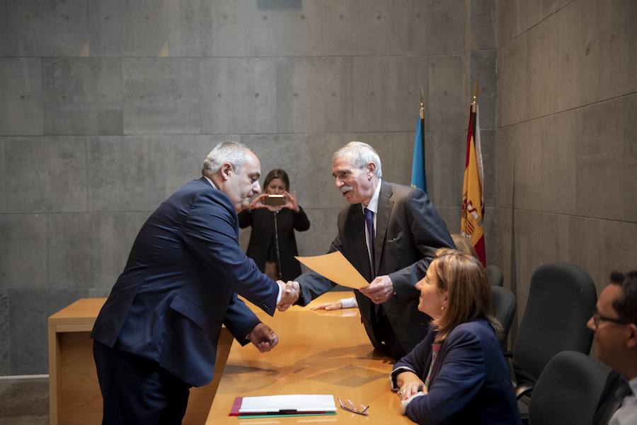 Todos los nuevos diputados de la Junta General, a excepción de los dos de Foro, han recogido su acta que les reconoce como nuevos parlamentarios asturianos.