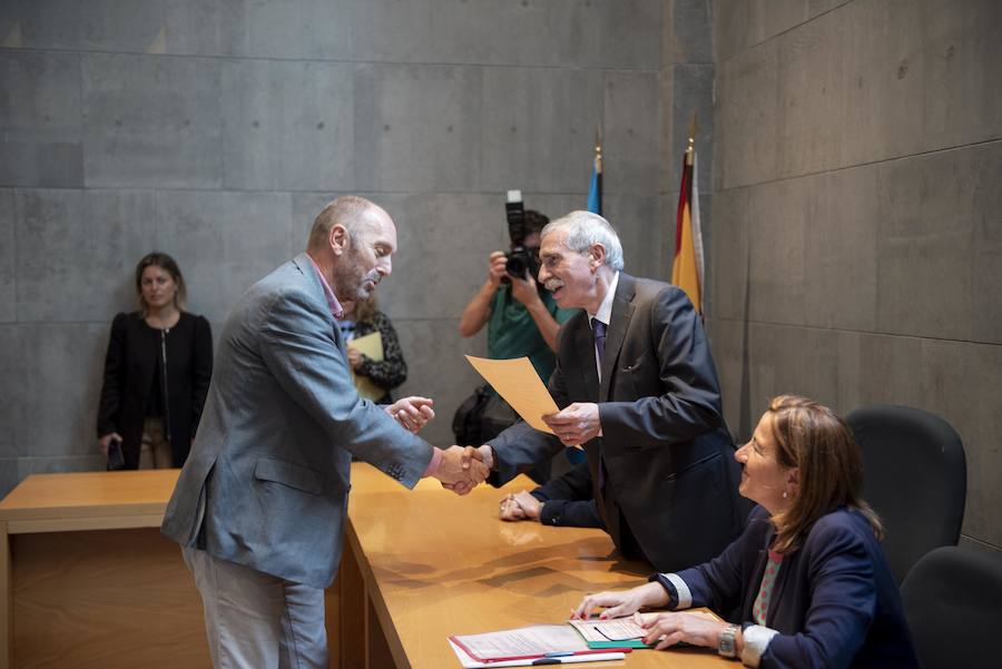 Todos los nuevos diputados de la Junta General, a excepción de los dos de Foro, han recogido su acta que les reconoce como nuevos parlamentarios asturianos.